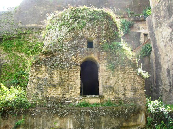 03b Virgil's Tomb-2-Mentnaf'ann-600.jpeg