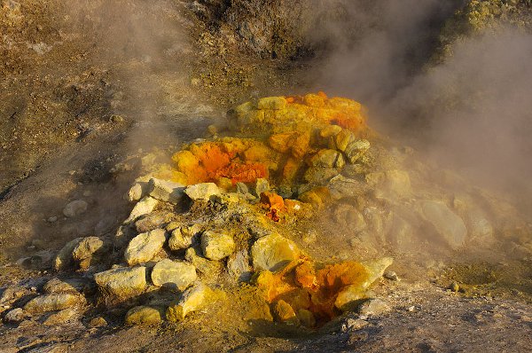 11a solfatara-Fumarole_in_Solfatara_crater_(close_up)-600.jpg