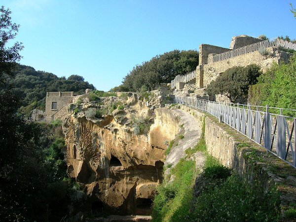 28b Cuma-acropolis-600.jpg