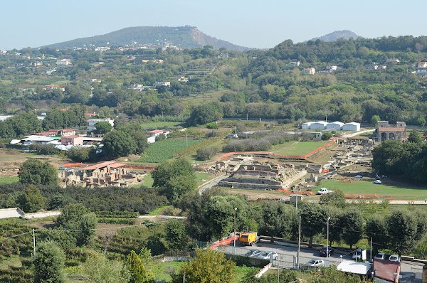 30b Cumae_lower_city_from_acropolis-600.JPG