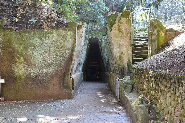 31-3a Cumae_Cave_of_the_Sibyl-600.JPG