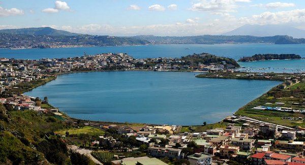 48a lago-miseno-mare-morto-600.jpg